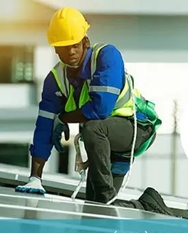 Technicien Kononi Energy en intervention sur une installation solaire